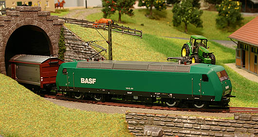 BR 145 von Roco in BASF-Lackierung mit Güterwagen