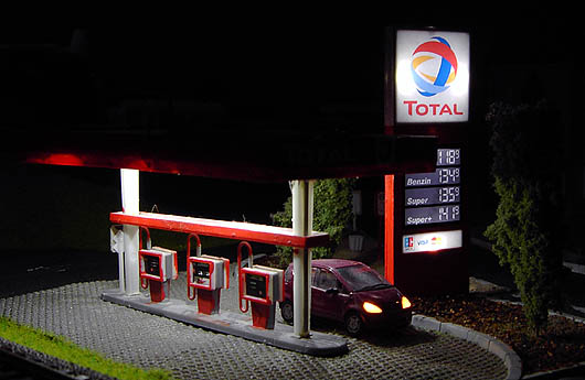 Beleuchtete Total-Tankstelle bei nacht (Maßstab 1:87 H0)