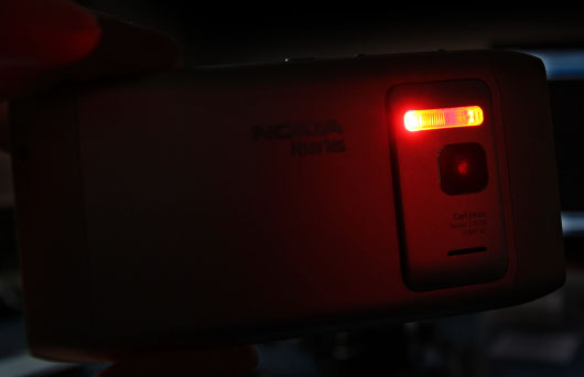 Eine superhelle rote LED hilft des Nachts beim Fokussieren