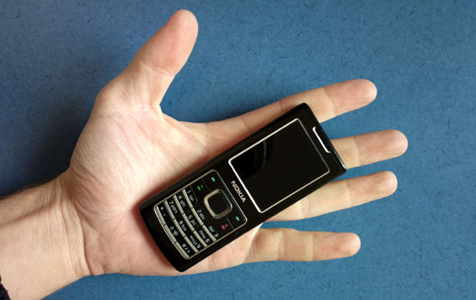 Nokia 6500 classic in der Handfläche