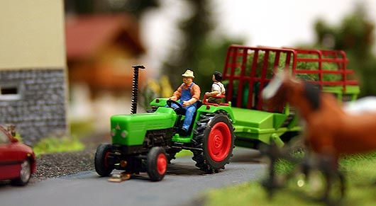 Faller Car System Traktor auf dem Weg durch Wiesen und Felder