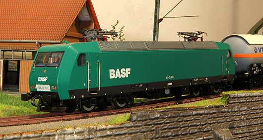 BR 145 von Roco in BASF-Lackierung mit Kesselwagen