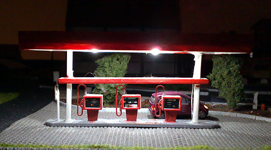 Alte Tankstelle mit neuer Beleuchtung mit weißen SMD-LEDs