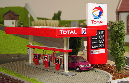 Total-Tankstelle mit neuer Preistafel bei Tageslicht