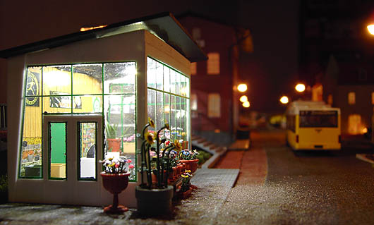 Blumenladen der Firma Busch - ausgestattet mit einer LED-Innenbeleuchtung