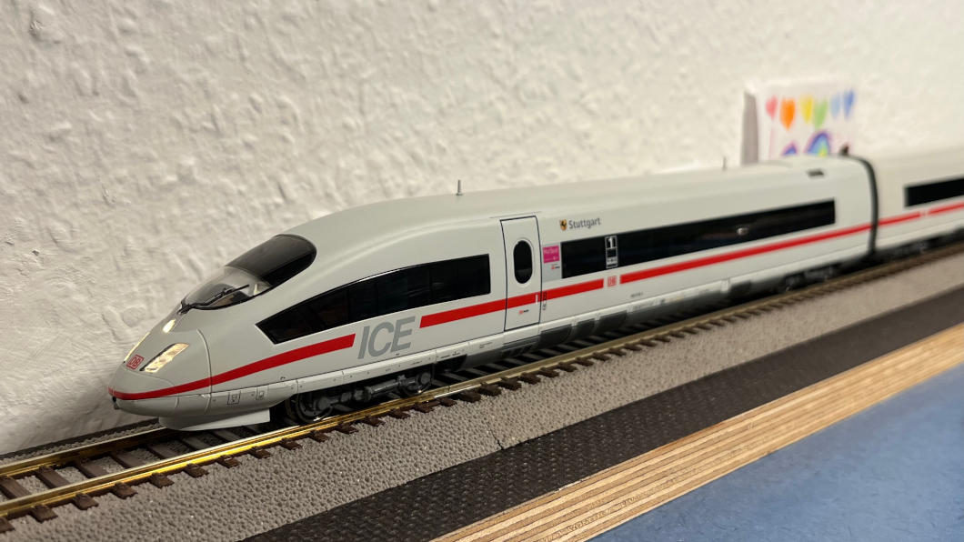 Aufgemotzter ICE3 von Piko
