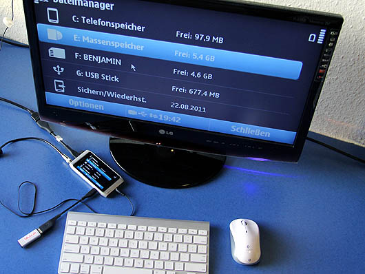 Das Nokia N8 mit Tastatur, Bildschirm, Maus, USB-Stick