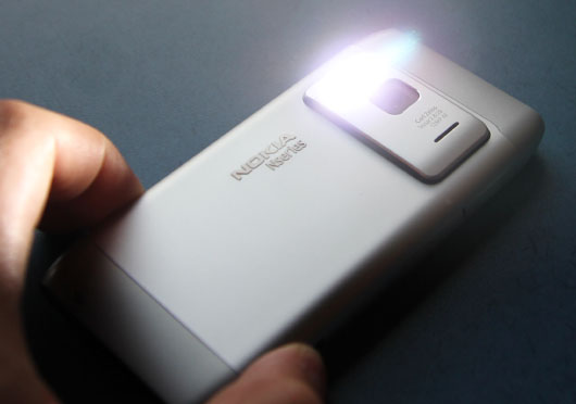Der Xenon-Blitz des Nokia N8 löst aus