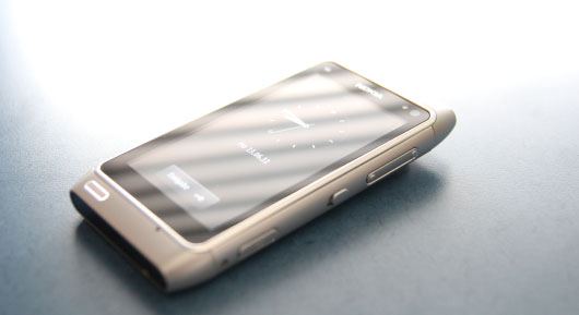 Das Nokia N8 als Objekt aus Glas und Metall