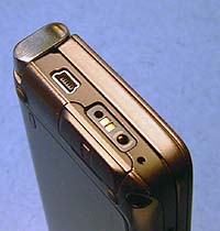 Anschlüsse und Speicherkarten-Slot des Nokia E90-Communicators sind unten am Gerät angeordnet