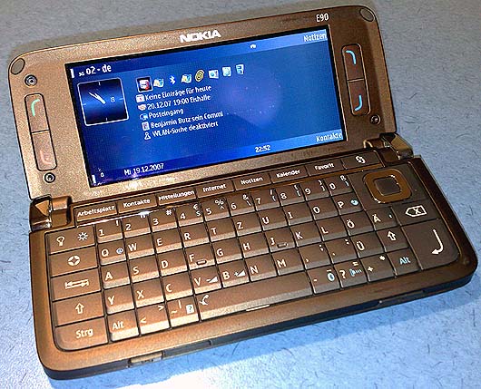 Shortcuts wohin das Auge reicht - Volltastatur und 800-Pixel-Display des Nokia E90 Communicator
