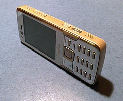 Kamera-Tasten und Lautprecher in der rechten Gehäuseseite des Nokia N82