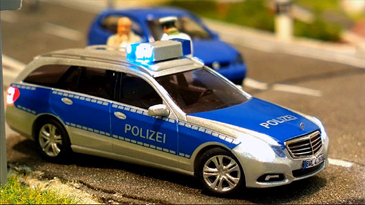 Busch E-Klasse Polizei mit Blaulicht