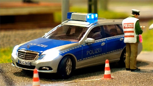 Busch E-Klasse Polizei mit Scheinwerfern