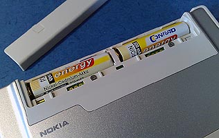 Die Tastatur läuft mit Standard-Akkus und -Batterien (AAA)