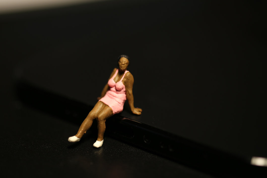 Preiser-Figuren sitzen auf dem iPhone Air