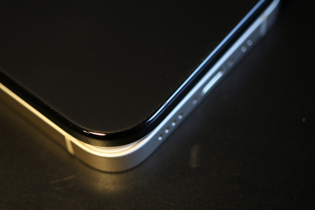 Ecken von iPhone 13 mini und iPhone Air übereinandergelegt