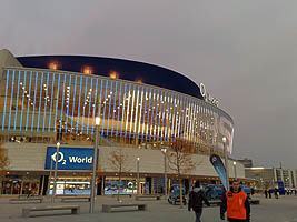 Fassade der O2 World Berlin mit LED-Illumination