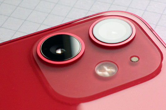 Kamera-Modul des iPhone 12 mini in (product red)