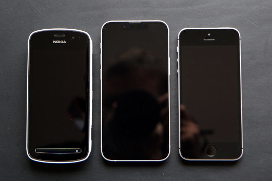 iPhone 13 mini im Größenvergleich mit Nokia 808 PureView und iPhone SE (1. Generation)