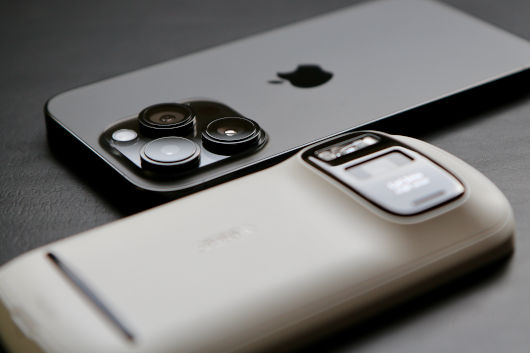 iPhone 14 Pro und Nokia 808 PureView: Die Kamera-Module stehen ähnlich weit aus dem Gerät hervor (ca. 4 mm)